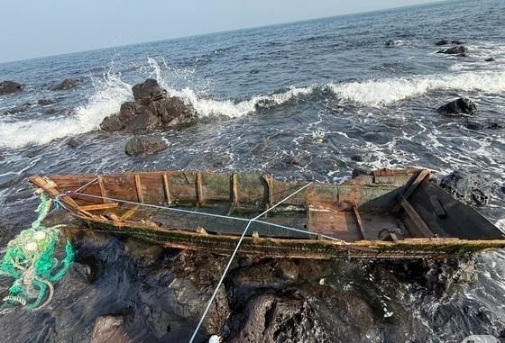제주 우도 해안 또 폐목선 발견…'노동신문' 추정 유류품 나와