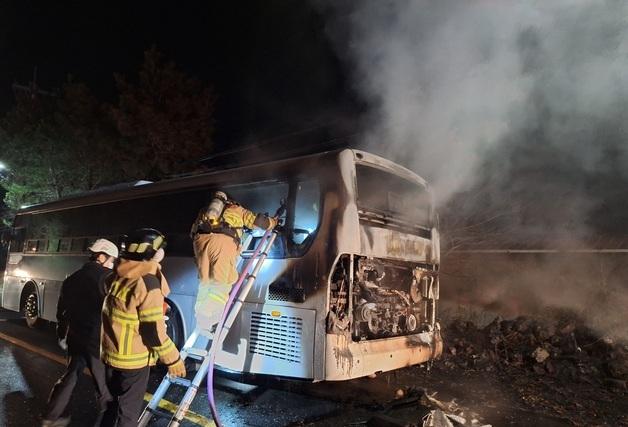 제주, 운행 중인 버스서 "불이야"…승객 5명 대피 