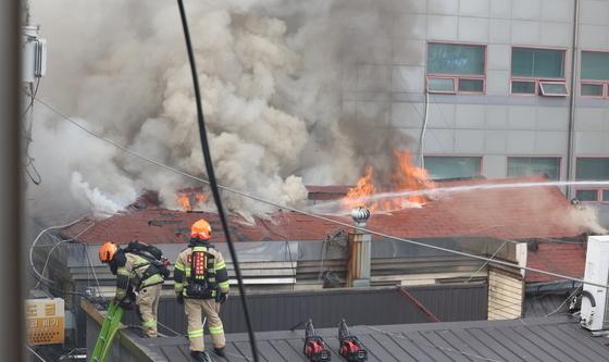 종묘 인근 건물 화재 발생, 5명 대피