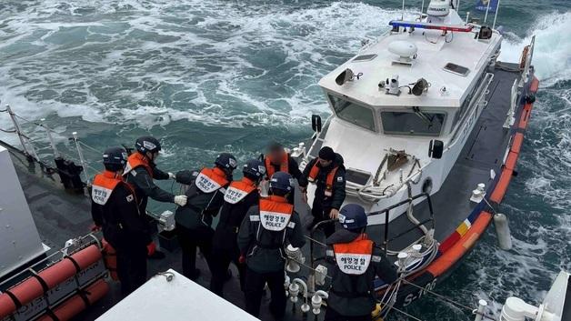 제주 추자도서 그물에 걸려 넘어진 60대, 경비함정으로 긴급 이송