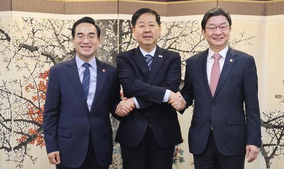 '손잡은 경제수장들'