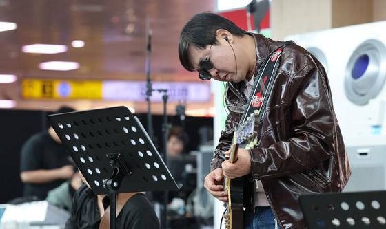 최휘영 장관, 가죽 점퍼에 일렉 기타 연주