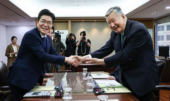 이중근 대한노인회 회장 손 잡은 정원오 후보