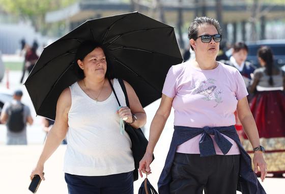 벌써 30도 육박, 4월 중순 '역대급 더위'…가평 29.7도·양주 29.5도(종합)