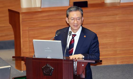 대정부질문에 답변하는 정성호 장관