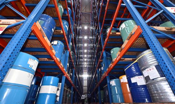 중동사태 장기화 속 페인트 제품 쌓여있는 공장