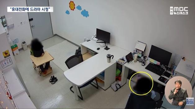 장애아 묶어두고 드라마 본 언어치료사…401차례 '딴짓' 포착, 가족 분노