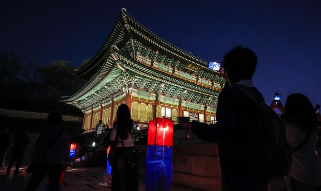 '청사초롱 들고 고궁 정취 느껴요'