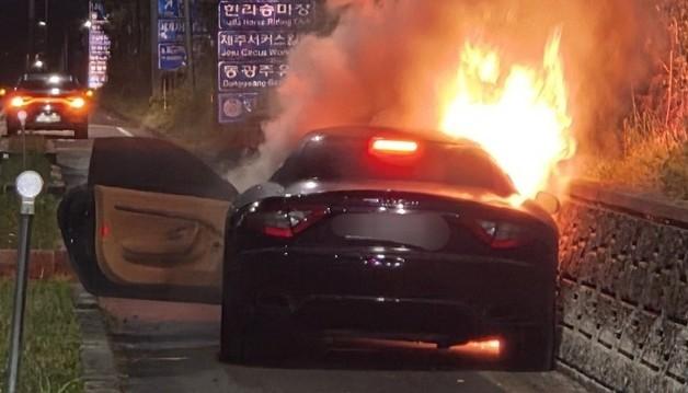 30대 만취 운전자, 도로 옹벽 들이받고 차량 전소