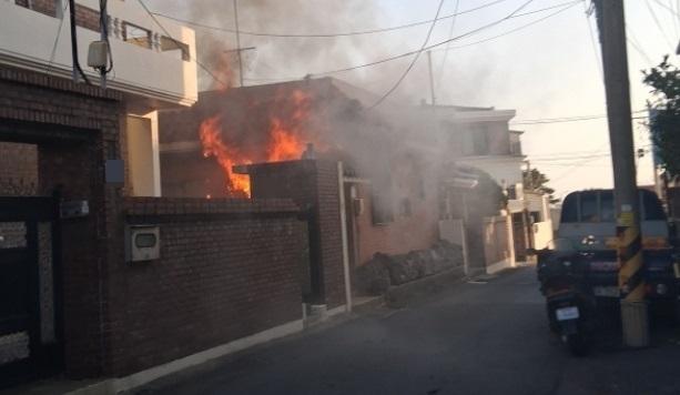 제주시 용담동 주택 화재…"인명피해 없어"