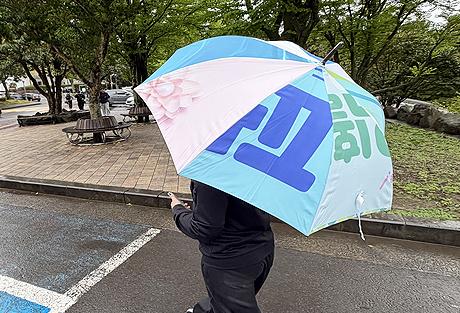 다 쓴 현수막, 캠퍼스 공유 우산으로…제주대 '자원 순환' 실천
