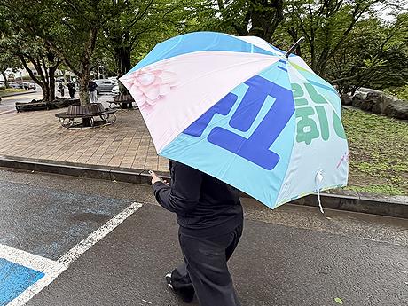 다 쓴 현수막, 캠퍼스 공유 우산으로…제주대 '자원 순환' 실천