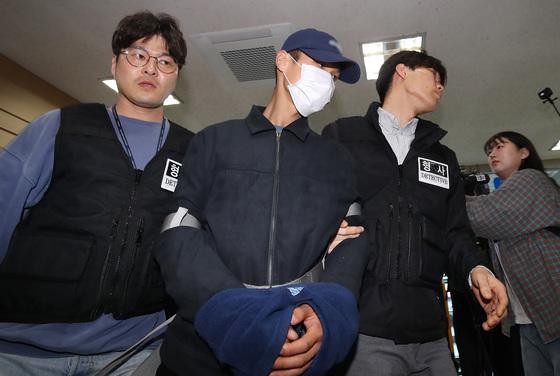 '캐리어 시신' 사위 "장모, 좋은 곳 보내려고 하천에 내버렸다"