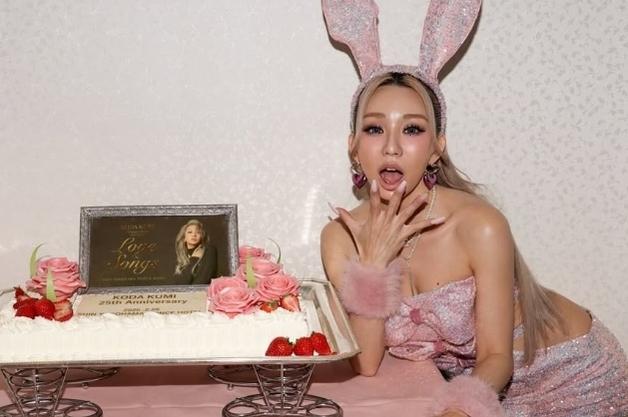 "35살 넘으면 양수 썩어"…노산 비하한 톱 여가수, 43세 임신에 '역풍'