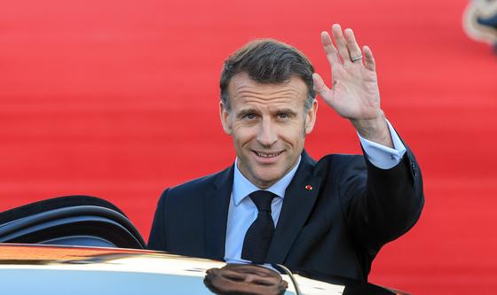 프랑스 대통령 11년 만의 방한, 손 흔드는 마크롱