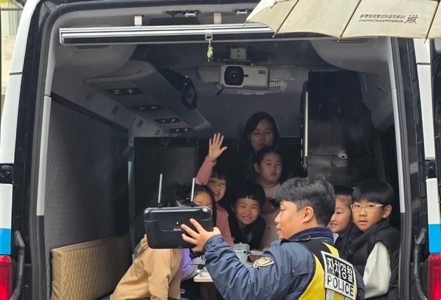 "드론 수색·순찰은 이렇게"…제주자치경찰, 초등생 대상 직업체험 교육