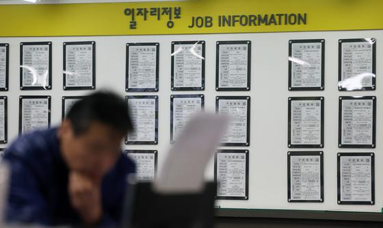 실업자 5년 만에 100만명대 재진입…청년 4명 중 1명 '실업'