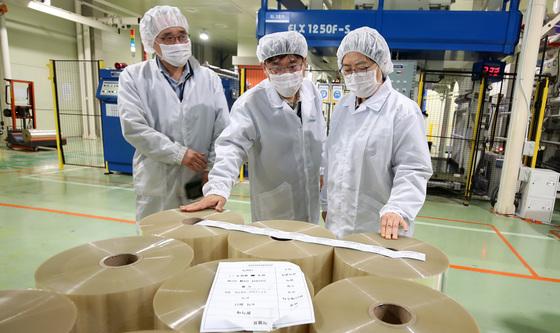 정은경 장관, 약 포장지 원료 공급 상황 점검