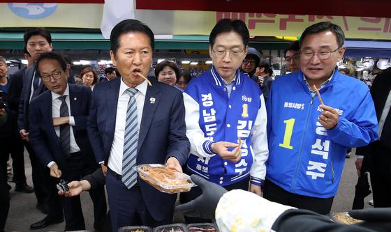 오징어 맛보는 정청래·김경수·강석주