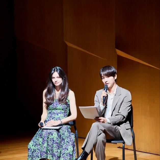 송중기♥케이티, 무대 위 투샷 …부부 동반 첫 공식석상서 뽐낸 '환상 비주얼'