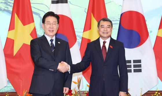 이재명 대통령, 레 민 흥 베트남 총리와 악수