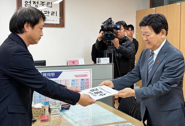 '재선 도전' 김광수 제주교육감, 예비후보 등록…"변화 완성할 것"