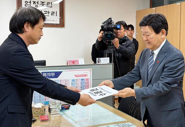 '재선 도전' 김광수 제주교육감, 예비후보 등록…"변화 완성할 것"