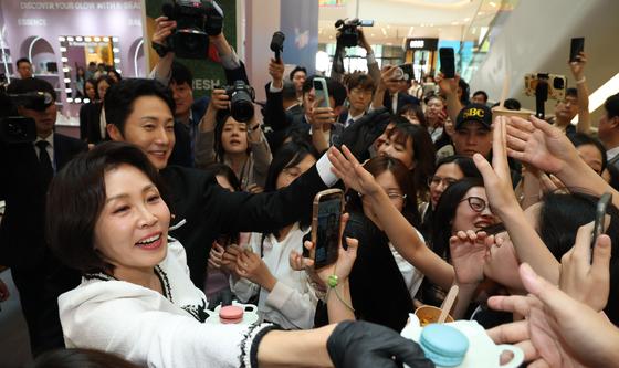 마카롱 나눠주는 김혜경 여사