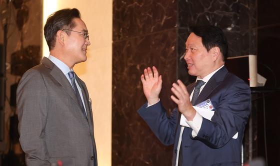 대화하는 이재용·최태원 회장