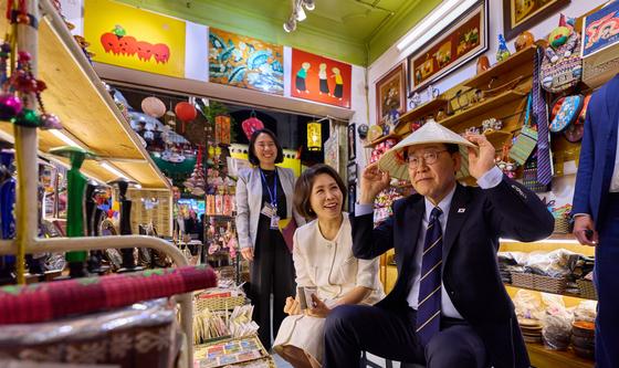 베트남 전통 모자 '논라' 쓴 이재명 대통령