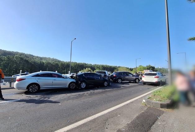 제주 평화로 차량 5대 추돌·경상 3명…출근길 '교통정체'