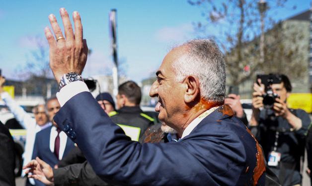 붉은 액체 테러 당한 레자 팔라비 전 이란 왕세자