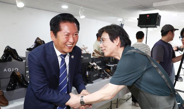 아지오 오픈 행사서 만난 정청래·유시민