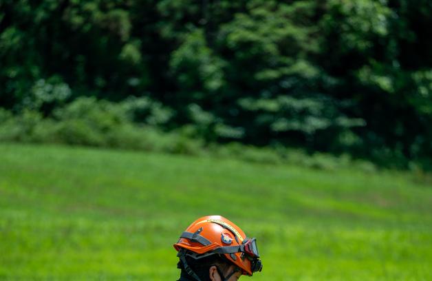 "너 덕분에 살았다"…구조견 껴안고 펑펑 운 빗속 산골 실종자