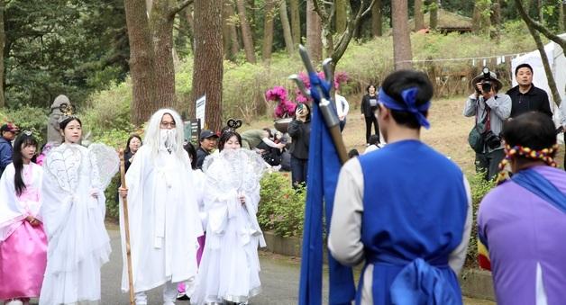 "봄비 내려도 제주 봄은 못 참지"…방선문 축제에 상춘객 북적