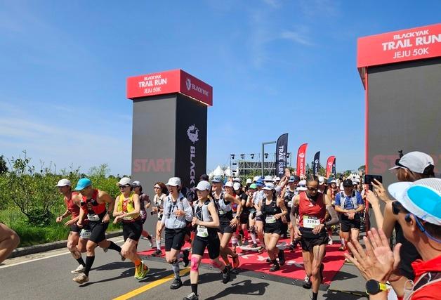"50km 한라산길 달려요"…블랙야크 제주 트레일런 현장 '후끈'