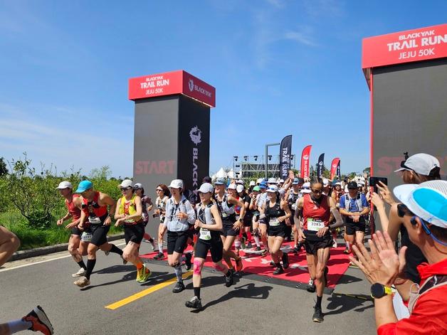 "50km 한라산길 달려요"…블랙야크 제주 트레일런 현장 '후끈'