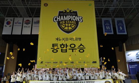 통산 3번째 통합우승 거둔 KB