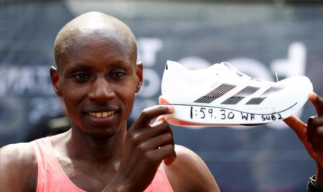 사웨 '세계신기록, 신발에 새기다'