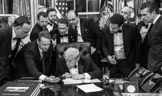 총격 사건 용의자 모습 CCTV 확인하는 트럼프