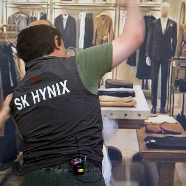 "이 대머리 아저씬 뭐야"… 명품관 직원 'SK 하이닉스' 조끼 보자 눈빛 싹~