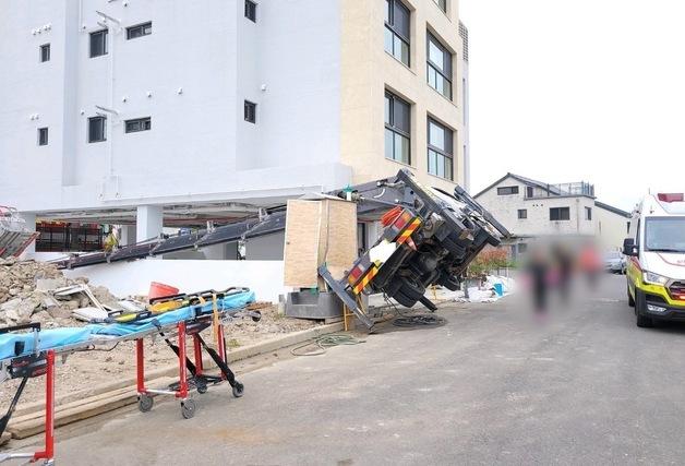 6~7m 높이 스카이차 넘어지며 여성 2명 추락…경상