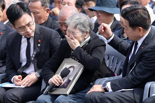 "아버지, 제 이름 아시나요"…75년 만에 호적 찾은 4·3 유족 오열