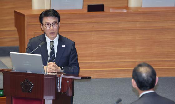 답변하는 김민석 총리