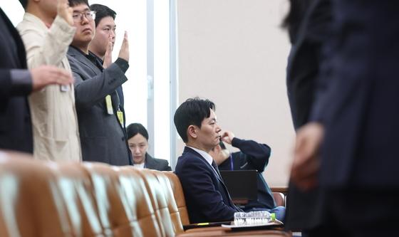 증인선서 거부하는 박상용 검사