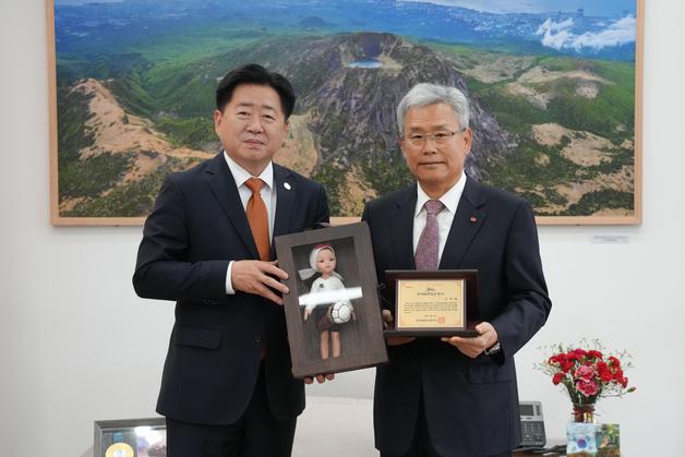 김동철 한전 사장, 제주 명예도민 됐다…제주-완도 제3연계선 준공 공로