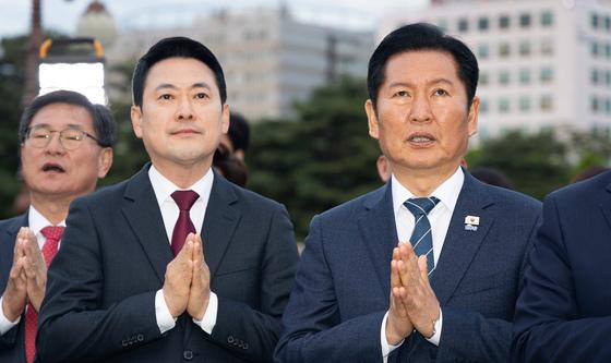 여야 대표, 나란히 합장