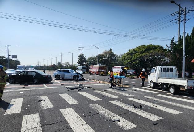 서귀포 교차로서 1톤 트럭 등 차량 3대 충돌…경상 5명