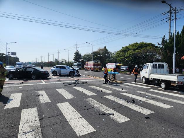 서귀포 교차로서 1톤 트럭 등 차량 3대 충돌…경상 5명