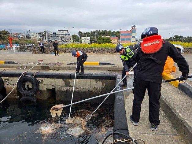 서귀포 하효항서 어선 침몰…해경 "기름 유출 차단"